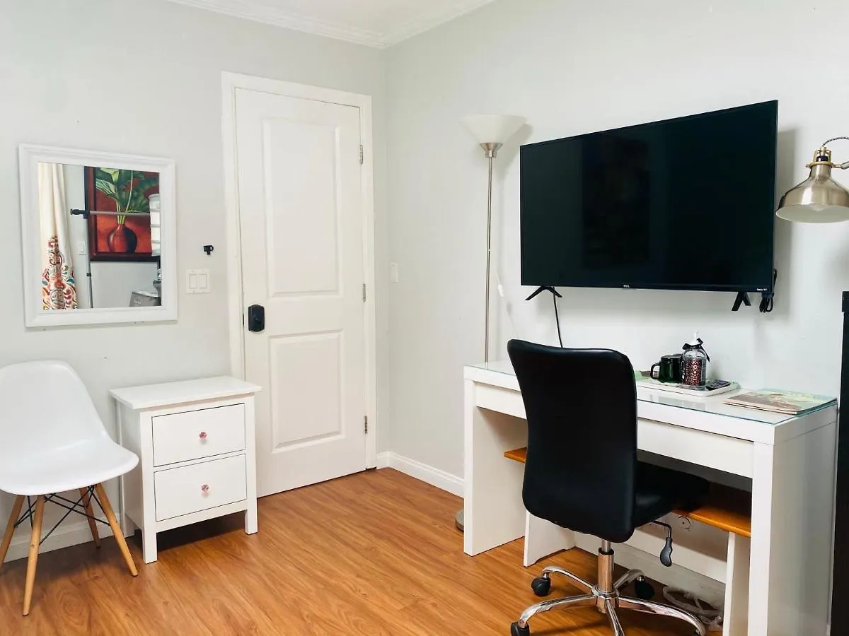 Costa Mesa Homestay - Private Rooms With 2 Shared Baths And Hosts Onsite